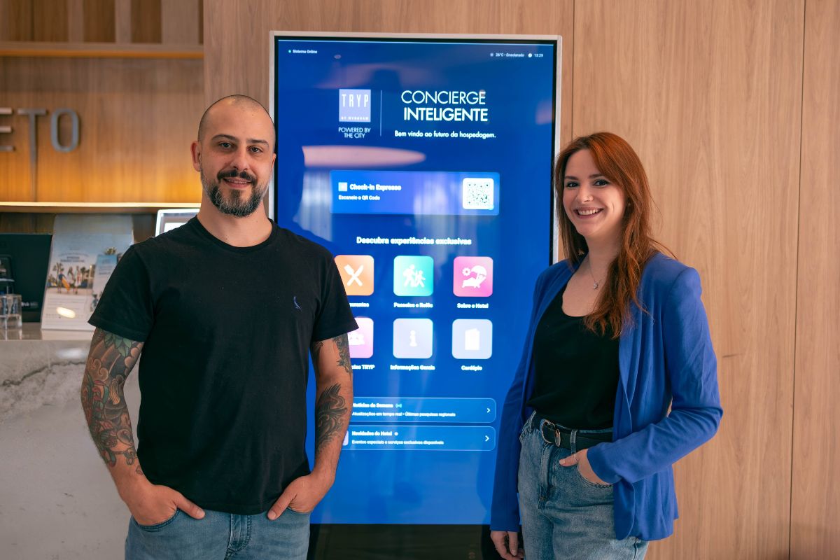 Totem interativo com IA no lobby do TRYP by Wyndham Ribeirão Preto agilizando check-in e dúvidas dos hóspedes